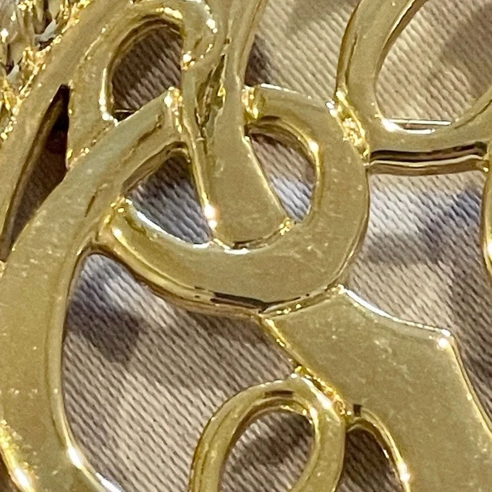 Vintage gold tone, swirl, pin. Beautiful scroll trim.